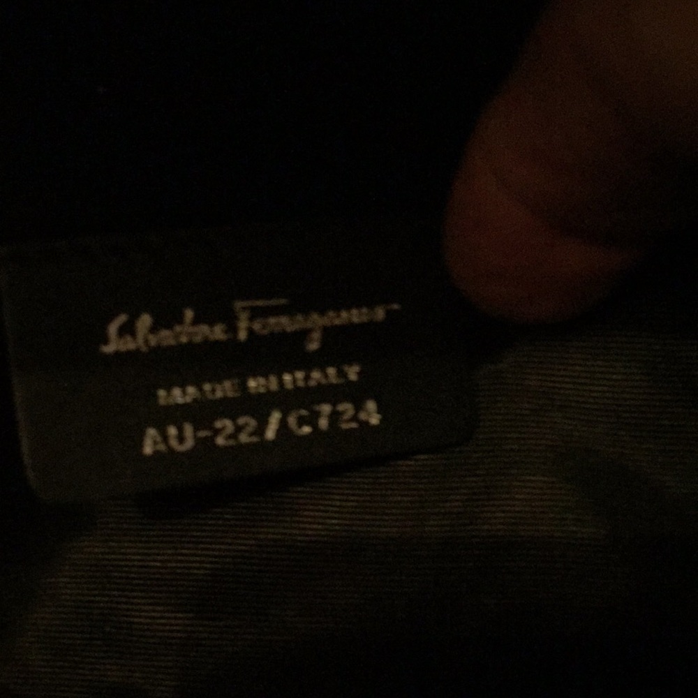 Beautiful black patent Ferragamo bag - Picture 3 of 4